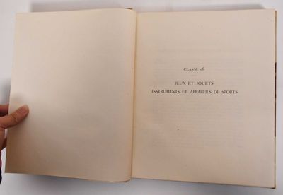 Paris: De L'Office D'Editions D'Art, 1927. Hardcover. VG interior with pages clean and clear, soilin...