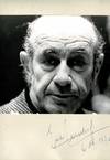 PORTRAIT Erich Leinsdorf. Schwarz-Weiss-Fotografie von Henry Klein. Kopfbild en face. Mit Autogramm, datiert 6.VII.1970.