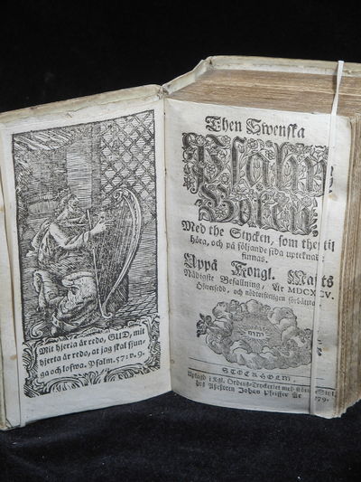 THEN SWENSKA PSALMBOKEN MED THE STYCKEN, SOM THERTIL HÖRA / THE ÅRLIGE EVANGELIA OCH EPISTLAR JEMTE BÖNEBOKEN MED FLERE STYCKEN. (photo 2)