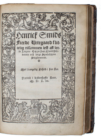 Samlingsbind med alle Henrik Smiths lægebøger i 1557 udgaverne, alle trykt af Hans Vingaard.: 1. Tredie Urtegaard, ordelige oc flitelige tilhobe samlet aff de beste och lerdiste Lægers Bøger, indeholdendis nogre skøne oc udvalde LÆgedoms støcker som g... - [FOLKEMEDICINENS GENNEMBRUD I DANMARK-NORGE] (photo 2)