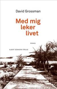 Med mig leker livet. Roman.