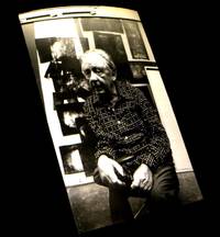 [Photographie originale figurant un portrait  d'Hans Hartung dans son atelier].