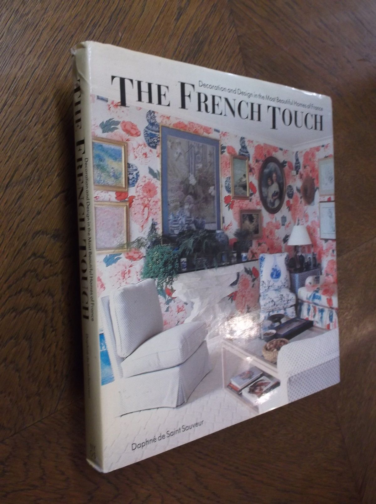 The French Touch: Decoration and Design in the Most Beautiful Homes of  France by Daphne De