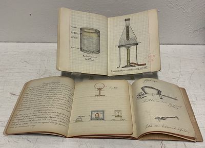 [Fysik] [Tre rikt illustrerade anteckningsböcker…