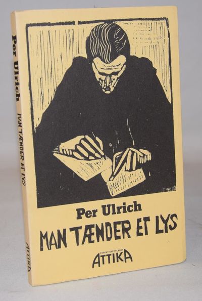 Man tænder et lys.