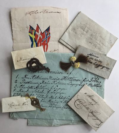 [Hårsouvenirer] [Kuvert innehållande fem…
