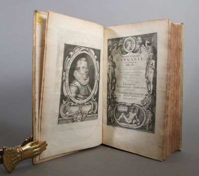 Germania antiquae libri tres. Opus post omnium curas elaboratissimum, tabulis geographicis, et imaginibus, priscum Germanorum cultum moresque referentibus, exornatum. (photo 3)