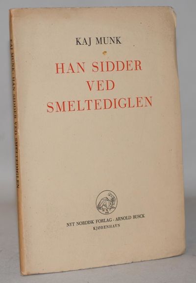 Han sidder ved Smeltediglen.