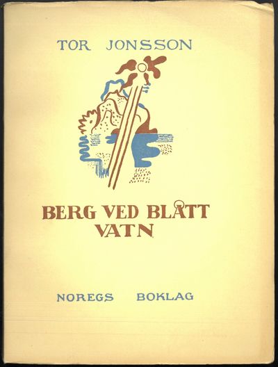 Berg ved blått vatn