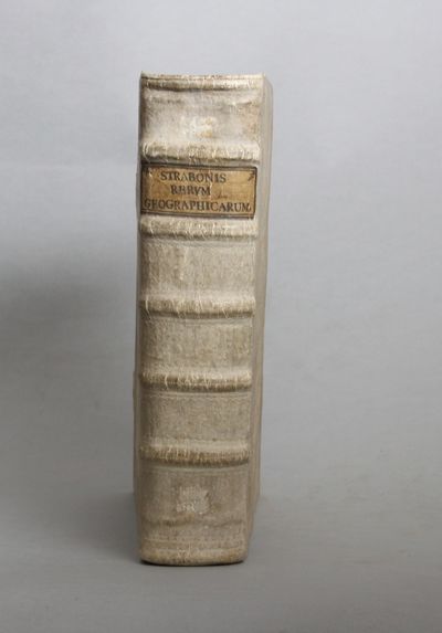 Strabonis rerum geographicarum libri septemdecim. A`Guilielmo Xylandro Augustano magna cura recogniti, ac mendis quæ adhuc inhæserant innumeris maiore ex parte fideliter ac laboriosè sublatis, sibi restituti. Iidem ab eodem Xylandro in sermonem Latinum summa fide & accuratione deintegrò transcripti. Adiectae sunt eiusdem annotatiunculae non poenitendæ: uersionis etiam & correctionis rationem (ubi uidebatur opus) explicantes. Accesserunt inuentaria locupletissima rerum & uerborum memorabilium : atq; scriptorum, quorum sententias allegat Strabo. (photo 2)