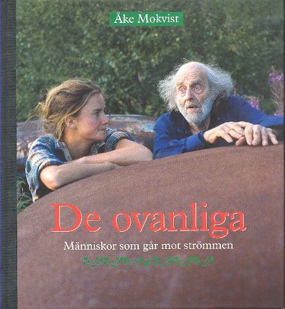 DE OVANLIGA. Människor som går mot strömmen.