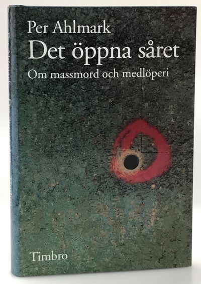 Det öppna såret. Om massmord och medlöperi. [Utg.…