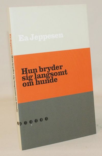 Hun bryder sig langsomt om hunde.