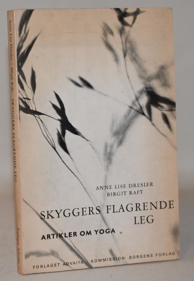 Skyggers flagrende leg. Artikler om Yoga.