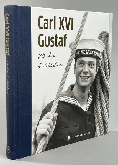 Carl XVI Gustaf. 70 år i bilder. [Utg. av]…