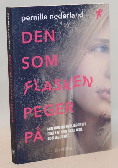 Den som flasken peger på.