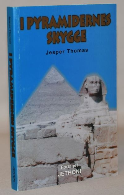 I pyramidernes skygge.