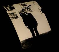 [Photographie figurant  Malevitch posant devant ses oeuvres].
