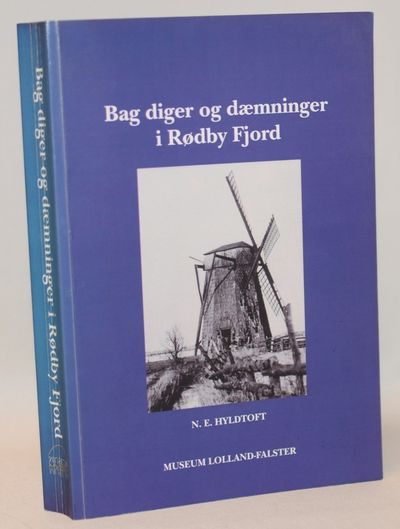Bag diger og dæmninger i Rødby Fjord.