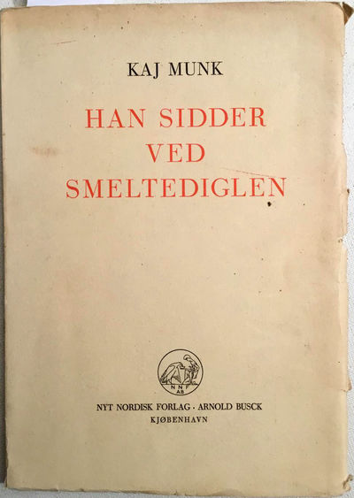 Han sidder ved smeltediglen