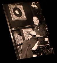 [Photographie originale figurant Sacha Guitry].