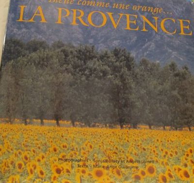 Bleue comme une orange... La Provence.…