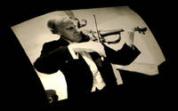 [Photographie originale figurant Yehudi Menuhin].