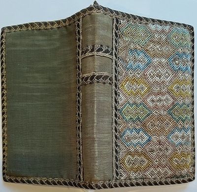 Book chemise