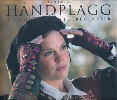 Håndplagg. til bunader og folkedrakter