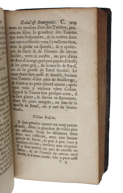 Le cuisinier roial et bourgeois, Qui apprend à ordonner toute forte de Repas, & la meilleure maniere des Ragoûts les plus à la mode & les plus exquis. Ouvrage tres-utile dans les Familles, & singulierement necessaire à tous Maîtres d'Hôtels, & Ecuîer... - [THE FIRST ALPHEBETIZED COOKBOOK - CONTAINING THE FIRST PRINTED RECIPE FOR CREME BRULÉE] (photo 4)