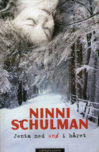 Jenta med snø i håret.