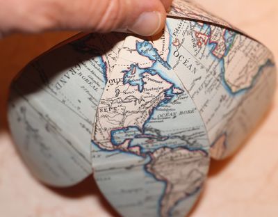 Globe Artificiel et Mechanique a l'Usage du Petit Geographe [together with] booklet