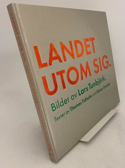 Landet utom sig. Bilder från Sverige. / Country…
